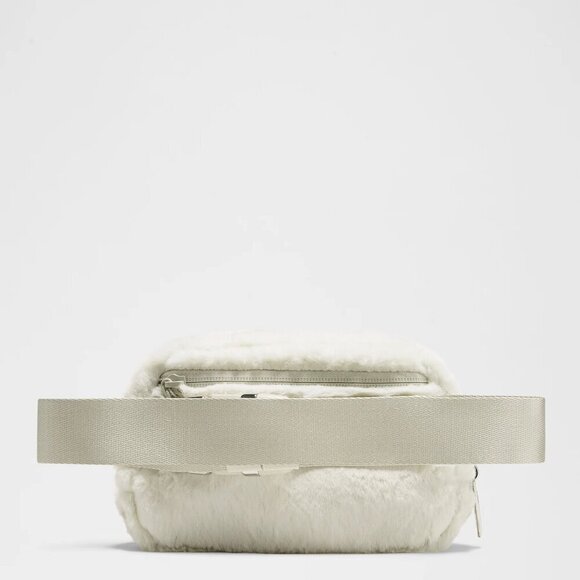NWT Lululemon Everywhere Plush Fleece White Belt Bag 1L - Picture 3 of 7